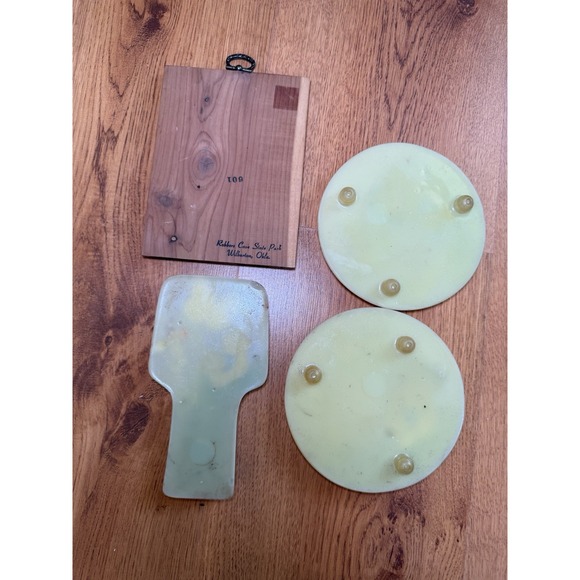Vtg Acrylic Resin Lucite Trivet Set (2) + Spoon Rest + Wooden Mushroom Wall Art - Picture 14 of 16